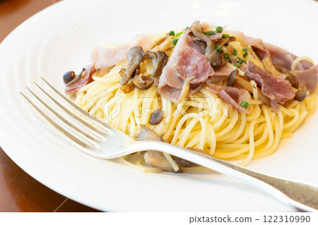 美味的火腿和蘑菇義大利麵 美味的火腿和蘑菇義大利麵 122310990
