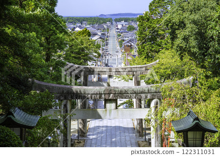 The approach to Miyajidake Shrine, famous for its Path of Light (Fukutsu City, Fukuoka Prefecture) The approach to Miyajidake Shrine, famous for its Path of Light (Fukutsu City, Fukuoka Prefecture) 122311031