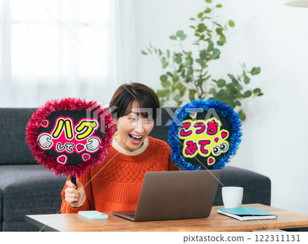 中年婦女一邊看直播一邊努力工作 122311131