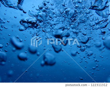 具有水下氣泡和泡沫的景觀 122311312