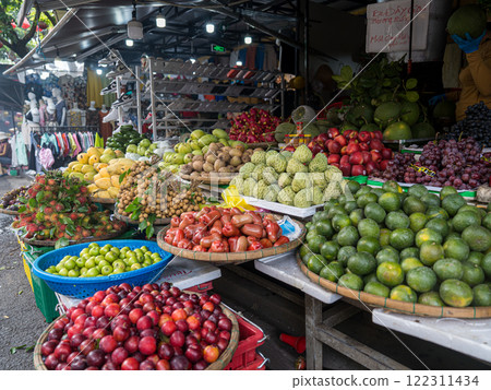 越南會安，一個有許多蔬菜和水果的市場 122311434