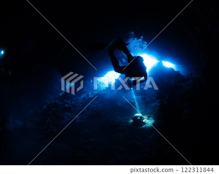 隨著藍色的大海和潛水員 122311844