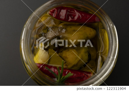 玻璃瓶中的油中牡蠣 122311904