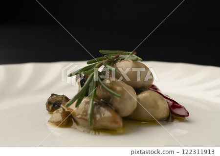 將生蠔放入盤中，用油醃製 122311913