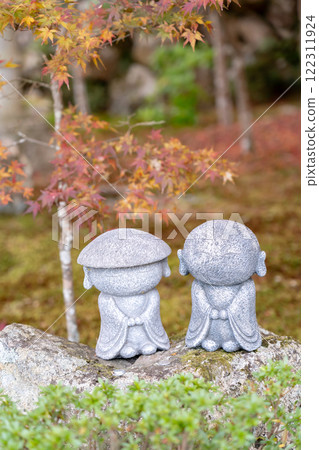 One of the 100 Best Lake Country Sites: Kawaraya Zen Temple (Kawaraya Temple) in Higashiomi City - Osanana Jizo and autumn leaves (image of autumn) One of the 100 Best Lake Country Sites: Kawaraya Zen Temple (Kawaraya Temple) in Higashiomi City - Osanana Jizo and autumn leaves (image of autumn) 122311924