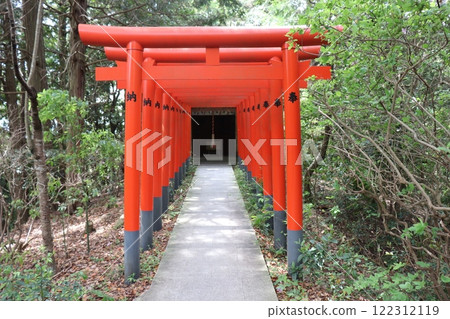 綠樹環繞的鳥居 122312119