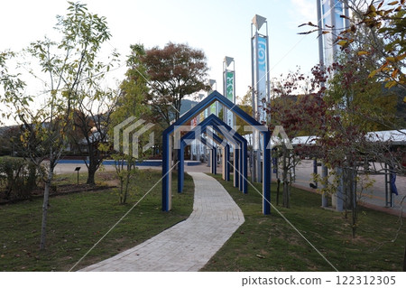 公園裡的人行道 122312305