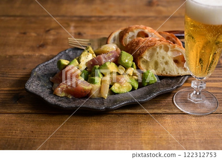 生魚片酪梨沙拉和法國麵包 生魚片酪梨沙拉和法國麵包 122312753