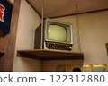 餐廳裡的復古電視 122312880