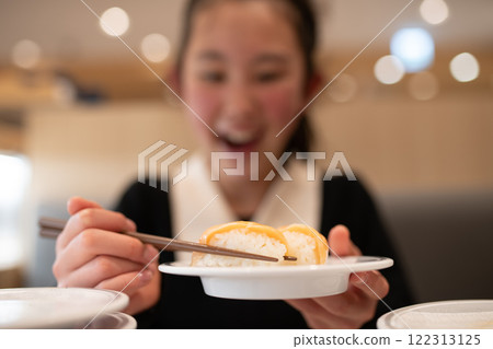 一個吃壽司的女孩 122313125