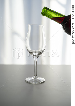 紅酒倒入玻璃杯中 紅酒倒入玻璃杯中 122314001