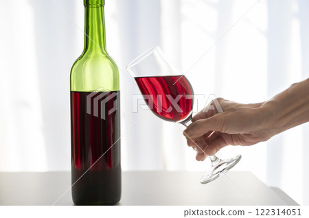 女人與倒酒杯 女人與倒酒杯 122314051