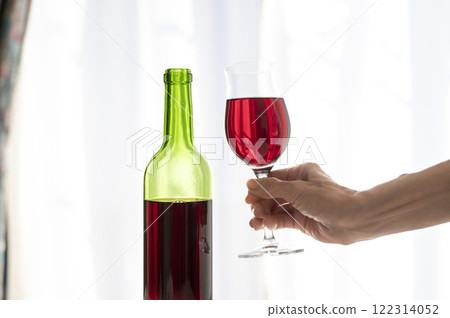 女人與倒酒杯 女人與倒酒杯 122314052