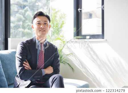 Businessman with arms crossed 122314279
