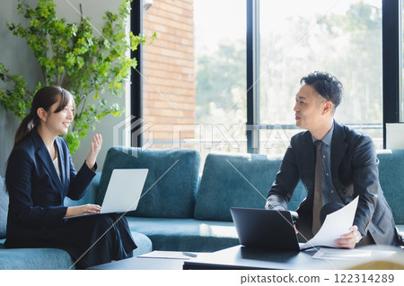 Businessmen meeting in the office 122314289