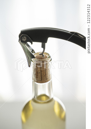 Open with a sommelier knife Open with a sommelier knife 122314312