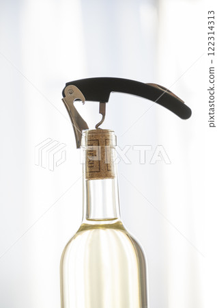 Open with a sommelier knife Open with a sommelier knife 122314313