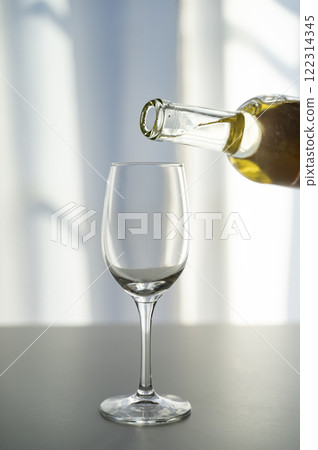 白葡萄酒倒入酒杯 白葡萄酒倒入酒杯 122314345