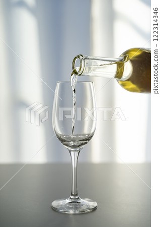 白葡萄酒倒入酒杯 122314346