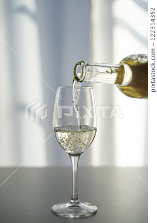 白葡萄酒倒入酒杯 122314352