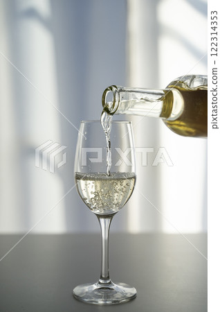 白葡萄酒倒入酒杯 白葡萄酒倒入酒杯 122314353