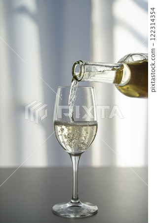 白葡萄酒倒入酒杯 白葡萄酒倒入酒杯 122314354