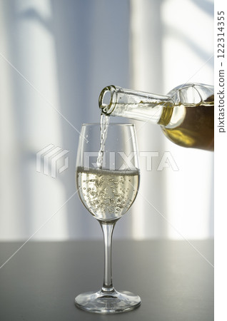 白葡萄酒倒入酒杯 白葡萄酒倒入酒杯 122314355