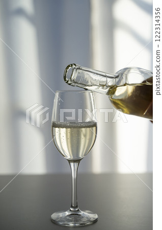 白葡萄酒倒入酒杯 白葡萄酒倒入酒杯 122314356