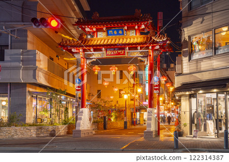 Kobe's Chinatown: Nankinmachi at night, Kaieimon Gate Kobe's Chinatown: Nankinmachi at night, Kaieimon Gate 122314387