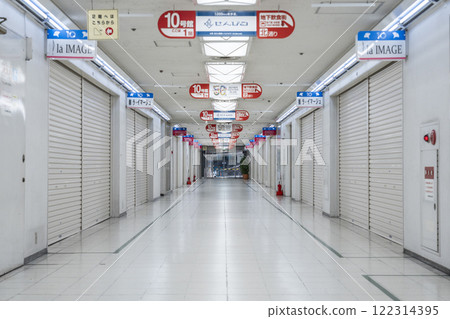 The lonely interior of Osaka's Senba Center Building No. 10 122314395