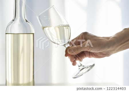 女人把白酒倒入玻璃杯中 122314403