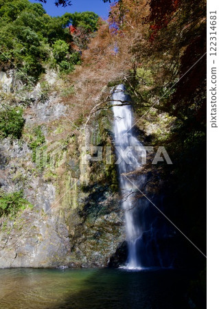 箕面公園和箕面瀑布的紅葉（大阪市箕面市） 122314681