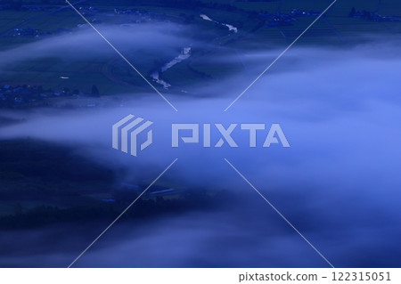 Dawn scenery in Tono City, Iwate Prefecture 122315051