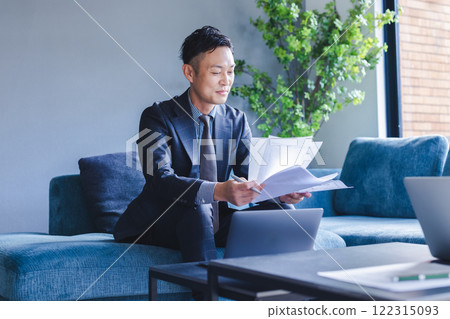 看文件的商人 122315093