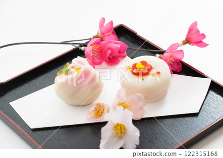 Beautiful Japanese sweets: plum blossoms and peony flowers Beautiful Japanese sweets: plum blossoms and peony flowers 122315168