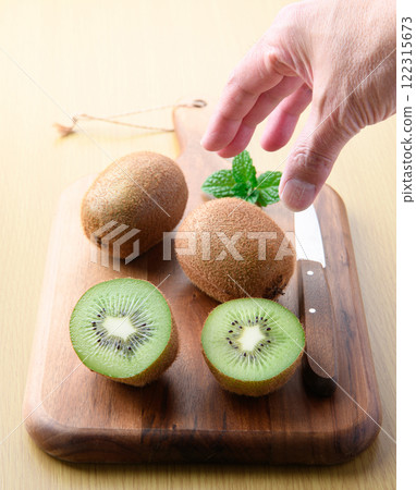 Kiwi fruit	 Kiwi fruit	 122315673