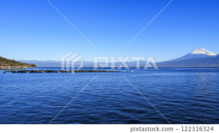 靜岡縣沼津市西浦的富士山、遊艇和駿河灣的壯麗景色 122316324