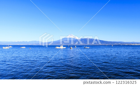 靜岡縣沼津市西浦的富士山、遊艇和駿河灣的壯麗景色 122316325