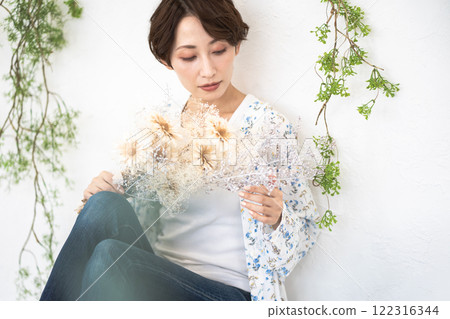 美女形象（短髮中年女子手持乾燥花） 122316344