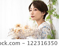 美女形象（短髮中年女子手持乾燥花） 122316350