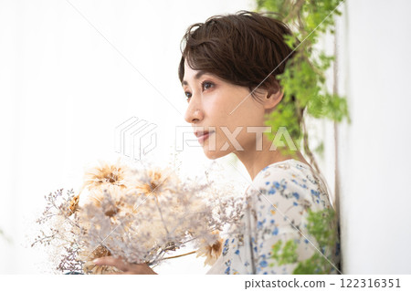 美女形象(短髮中年女子手持乾燥花) 美女形象(短髮中年女子手持乾燥花) 122316351