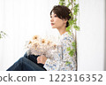 美女形象（短髮中年女子手持乾燥花） 122316352