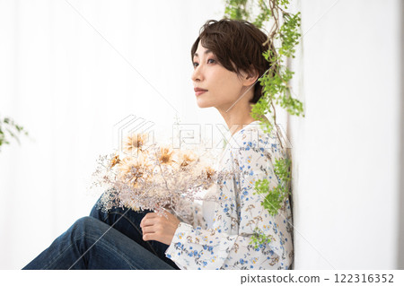 美女形象（短髮中年女子手持乾燥花） 122316352