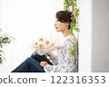 美女形象（短髮中年女子手持乾燥花） 122316353