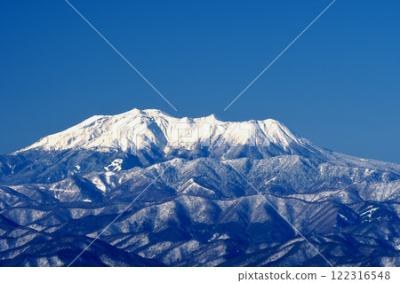 Photographing Mt. Ontake against the clear blue sky 122316548