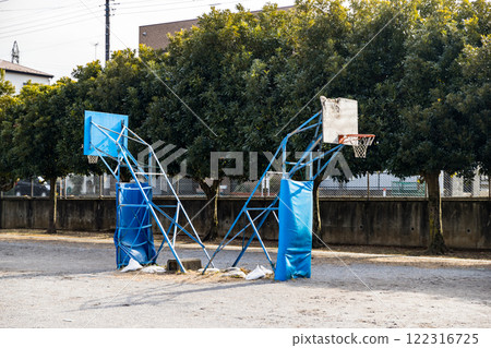 Basketball goal in the schoolyard of Iruma City Higashimachi Elementary School 122316725