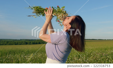 Woman Gathers A Large Bouquet Of Daisies On Field. Beauty Woman Enjoying Nature Outdoor. Enchanting Young Woman With Wildflowers Bouquet. Steadicam Shot. Woman Gathers A Large Bouquet Of Daisies On Field. Beauty Woman Enjoying Nature Outdoor. Enchanting Young Woman With Wildflowers Bouquet. Steadicam Shot. 122316753