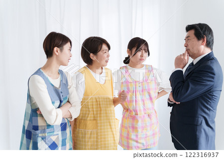 幼兒園老師與校長協商薪資 122316937