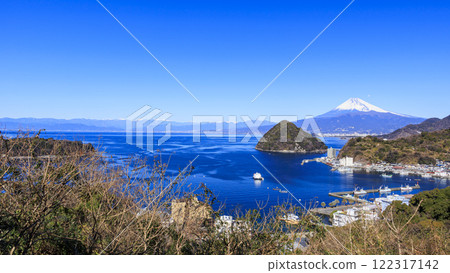 從駿河灣隔海眺望白雪皚皚的富士山 122317142