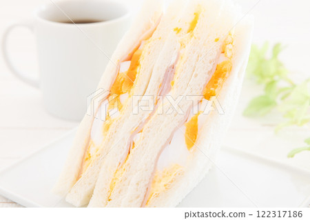 美味的火腿蛋三明治和咖啡早晨 美味的火腿蛋三明治和咖啡早晨 122317186